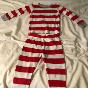 Carter’s 2pc pajama set for the 2 year old